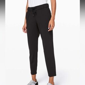 Lululemon On the Fly 7/8 pant in Black Size 2